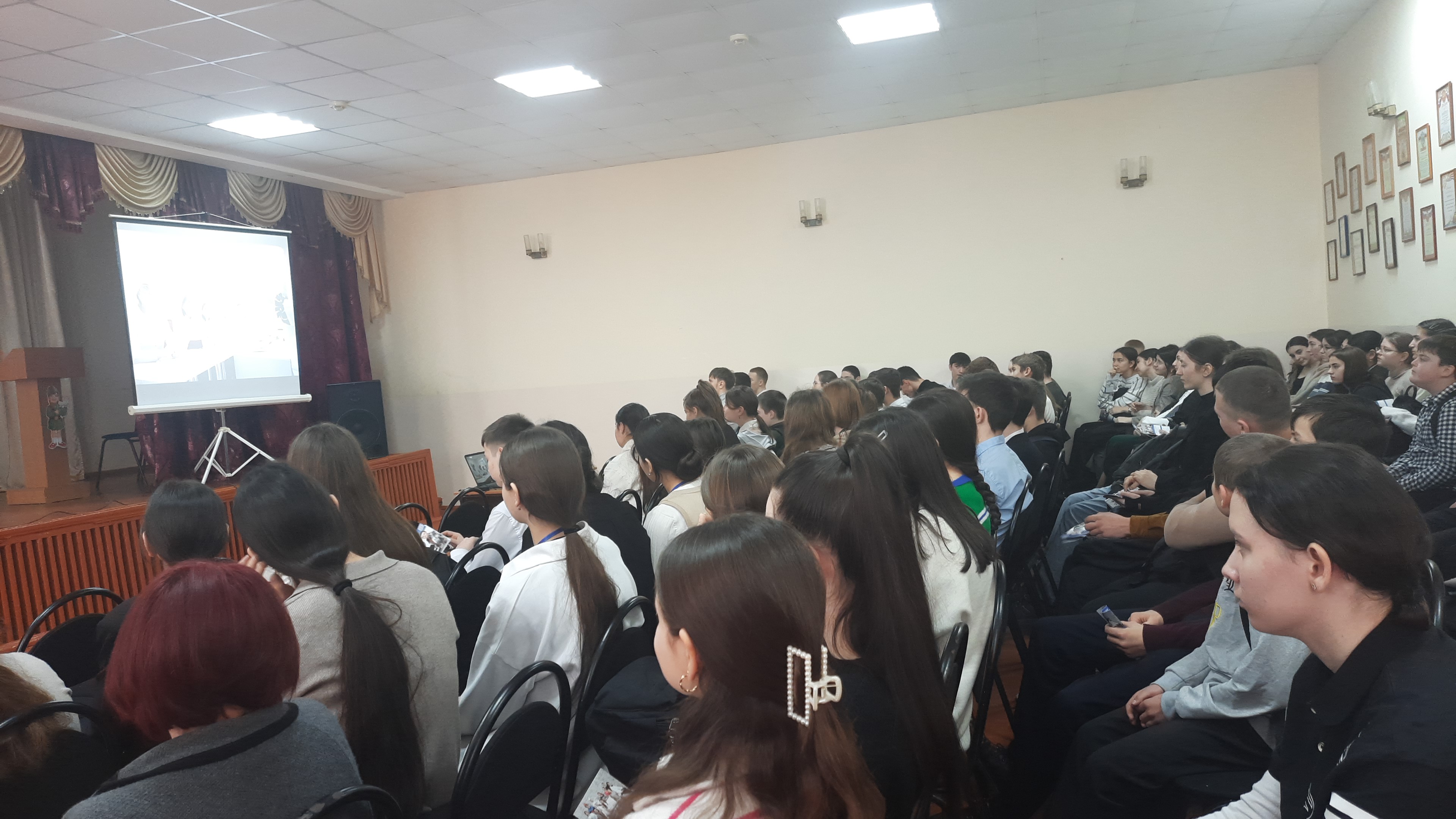 Профориентационная встреча обучающихся 9-10 классов с представителем  Ставропольского многопрофильного колледжа.